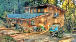 A Lovely Cabin House at Way Woods Retreat with Outdoor Hot Tub!